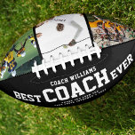 Aangepaste BESTE COACH OOIT Cool Bedankt 3 foto's American Football<br><div class="desc">Perfect voor de coolste coach: een moderne BESTE COACH past het football van de fotocollage EVER aan met uw favoriete 3 afbeeldingen van het seizoen, zijn naam, en een aangepast bericht van u of het team en het jaar. Geweldige waardering voor leraren, en heel aardig BEDANK JULLIE of een geweldige...</div>