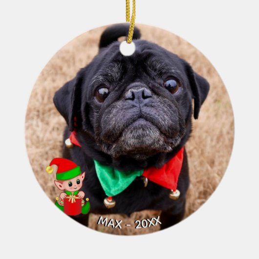 Aangepaste Black Pug Dog-foto met Cute Elf Keramisch Ornament (Voorkant)