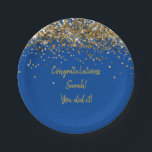 Aangepaste Blauw en Goud Graduation Party Glitter Papieren Bordje<br><div class="desc">Aangepast afstudeerfeest Papier bord,  Blauw en Goud Ronde Sparkle,  Sparkly Twinkle Glitter Haar Feest,  Gepersonaliseerde afstudeerder Klasse van 2025,  afstuderen PhD High School UNI,  Bachelor Nursing College Degree 2026,  Universitair Master MBA Law Doctor,  Nurse Practitioner Teacher CPA MD,  Doctoraat in de gunst Engineer JD MPA,  Medisch zesde voor Artsenassistent</div>
