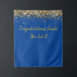 Aangepaste Blauw en Goud Graduation Party Photo Bo Wandkleed<br><div class="desc">Aangepaste achtergrond voor fotocabine,  jubileumachtergrond blauw en goud,  sprankelende achtergrond voor verjaardagsfeestje,  twinkle glitterachtergrond voor afstuderen,  feestfotocabine sprankelend,  gepersonaliseerde afstuderen feestfotocabine,  afstudeerfeestfotocabine,  universiteitsuniversiteit 2024 master PhD,  kleuterschool uni vrijgezellen,  verpleegfeest van afstudeerder diploma</div>