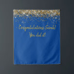 Aangepaste Blauw en Goud Graduation Party Photo Bo Wandkleed<br><div class="desc">Aangepaste achtergrond voor fotocabine,  jubileumachtergrond blauw en goud,  sprankelende achtergrond voor verjaardagsfeestje,  twinkle glitterachtergrond voor afstuderen,  feestfotocabine sprankelend,  gepersonaliseerde afstuderen feestfotocabine,  afstudeerfeestfotocabine,  universiteitsuniversiteit 2024 master PhD,  kleuterschool uni vrijgezellen,  verpleegfeest van afstudeerder diploma</div>