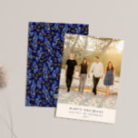 Aangepaste blauw-zwarte botanische minimalistische feestdagenkaart<br><div class="desc">Stuur warme feestdagenwensen naar je vrienden en familie met deze prachtige verticale kaarten, met jouw familie foto op de voorkant en een stijlvol botanisch patroon in blauw en zwart op de achterkant. Perfect om een touch van elegantie toe te voegen aan je feestdagenwensen, deze kaarten zijn een doordachte en gepersonaliseerde...</div>