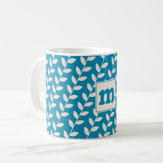 Aangepaste Blauwe 70s Retro Blad Patroon Monogram Koffiemok (Voorkant links)