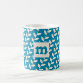 Aangepaste Blauwe 70s Retro Blad Patroon Monogram Koffiemok (Center)