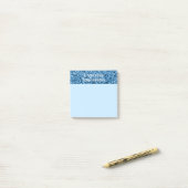 Aangepaste blauwe glitter verlicht lichte blauwe a post-it® notes (Op bureau)