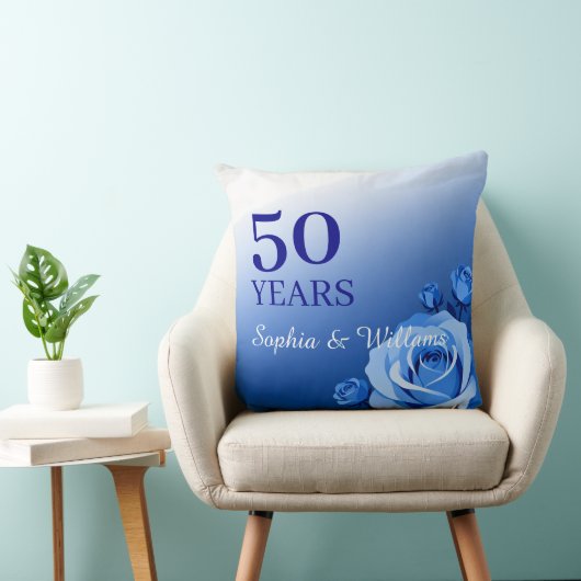 Aangepaste blauwe roos jubileumcadeau jaren & name kussen (Stoel)