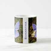 Aangepaste blauwe vlinder op witte trap koffiemok (Center)