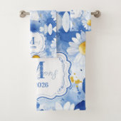 Aangepaste blauwe waterverf madeliefjes monogram d bad handdoek (Insitu)