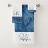 Aangepaste Blauwe Waterverf Wit Elegant Monogramme Bad Handdoek (Insitu)