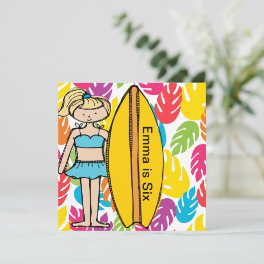Aangepaste blond meisje Surfer Birthday Invites Kaart (Staand voorkant)
