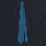 Aangepaste Blue Jay Wedding Groom Stropdas<br><div class="desc">Als je op zoek bent naar een bruiloft stropdas dat zowel modern als minimalistisch is, is ons Blue Jay stropdas ontwerp de perfecte keuze ©️ 2023 - De achterkant van het stropdas is gepersonaliseerd met de bruidegom/groomsman initialen, je kunt dit verwijderen als je gewoon een overeenkomende vaste stropdas wilt zonder...</div>