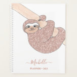 Aangepaste Blush roze glittersleuf Planner<br><div class="desc">Ben je ook een slotenliefhebber? Deze charmante planner is versierd met een griezelige tekening van een wazige roze glitter die baby sloth glimlacht van een tak. U kunt deze planner aanpassen met jouw naam en jaar. Oorspronkelijke tekening © Michele Davies.</div>