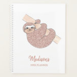 Aangepaste Blush roze sleuf Planner<br><div class="desc">Deze charmante planner is versierd met een griezelige tekening van een wazige roze glitter die baby sloth glimlacht van een tak. U kunt deze planner aanpassen met jouw naam en jaar. Oorspronkelijke tekening © Michele Davies.</div>