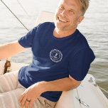 Aangepaste bootnaam en verzendregistratie Nautical T-shirt<br><div class="desc">Show van je kapitein (of eerste stuurman) status met dit coole aangepaste shirt. Het klassieke nautische ontwerp kenmerkt uw bootnaam en scheepsregister dat binnen een touw logo badge met een ankerillustratie in het centrum gebogen is. Het ontwerp verschijnt aan de voorzijde van het zakje en aan de achterzijde.</div>