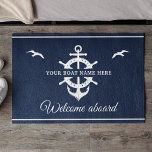 Aangepaste bootnaam Scheepswielanker Nautical Blue Deurmat<br><div class="desc">Een neutraal boarddoormat die je aangepaste bootnaam leest,  omringd door de put en anker van een schip op modern marinesblauw met zeegarens en een tweede regel tekst die klaar is om gepersonaliseerd te worden.</div>