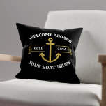 Aangepaste bootnaam Welkom aan boord van Black & G Kussen<br><div class="desc">Show je zeeptrots met dit leuke en gepersonaliseerde Black and Gold kussen! Met een charmante ankerafbeelding, de woorden "Welkom aan boord", de naam van uw boot en het oprichtingsjaar, is dit kussen ideaal voor het toevoegen van een casual kusttoets aan elke ruimte. De gedurfde zwarte en heldere tekst creëer heeft...</div>