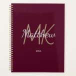 Aangepaste Bourgogne Monogram Initiaal naam minima Planner<br><div class="desc">Personaliseer en voeg jouw naam,  monogram initialen,  en jaar toe. (Elk jaar) Gouden en witte letters. De naam is geschreven met een handgeschreven stylescript.</div>