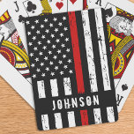 Aangepaste brandweervlag met rode lijn pokerkaarten<br><div class="desc">Dunne rode lijn speelkaarten - Amerikaanse vlag in de kleuren van de brandweervlag, verdrietig ontwerp. Deze Thin Red Line speelkaarten zijn ideaal voor een cadeau voor een brandweerman met pensioen, brandweergeschenken, afstuderen-evenementen en een geweldig cadeau voor uw favoriete brandweerman. Een leuke brandweer spel, of brandweerman pensioen party games, krijgen gepersonaliseerde...</div>