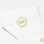 Aangepaste bride Groom Names Yellow Damask Weddens Ronde Sticker (Envelop)
