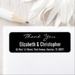 Aangepaste bruiloft Bedankt Je retouradres Label<br><div class="desc">Creëer uw eigen aangepaste, gepersonaliseerde, eenvoudige, elegante moderne gewone zwart-wit dank voor uw vermelding van het retouradreslabel. Voer gewoon de namen en het adres van de bruid en de bruidegom/vrouw en man in. Elegant bedankt dat je de adreslabels teruggeeft voor gebruik op bruiloft, huwelijksverjaardag, verjaardag, vrijgezellenfeest, baby shower, feestdagen of...</div>