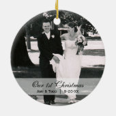 Aangepaste bruiloft | Eerste kerstfotoversiering Keramisch Ornament (Achterkant)