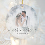 Aangepaste bruiloft Foto Mr en Mrs Gray Script Keramisch Ornament<br><div class="desc">Viel je bruiloft met dit keepasse ornament, met de uitdrukking "Mr & Mrs." in elegant charcoal grijs handschrift met een swashes aan het begin en het einde. Personaliseer het met uw familienaam in sans serif doopvont, en vervang het steekproef afbeelding met uw favoriete trouwfoto. Een witte de hulp van de...</div>