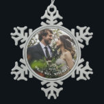 Aangepaste bruiloft foto Snowflake Ornament<br><div class="desc">Eenvoudig en  is deze minimalistische typografie "eerste gehuwde Kerstmis"-versiering gemakkelijk te personaliseren met een favoriete foto,  jaar en gezamenlijke achternaam.</div>
