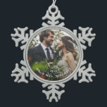 Aangepaste bruiloft foto Snowflake Ornament<br><div class="desc">Eenvoudig en  is deze minimalistische typografie "eerste gehuwde Kerstmis"-versiering gemakkelijk te personaliseren met een favoriete foto,  jaar en gezamenlijke achternaam.</div>