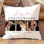 Aangepaste bruiloft Jubileum Fotocollage Kussen<br><div class="desc">Vier je liefdesverhaal met ons Custom Wedding Jubileum Photo Collage Sierkussen. Je kunt je favoriete 3 foto's toevoegen en deze personaliseren met je trouwdatum. Met een modern en minimalistisch zwart,  wit en blush roze ontwerp,  deze elegante souvenir is het perfecte cadeau voor het herdenken van uw speciale dag!</div>