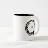 Aangepaste bruiloft Monogram Naam Krans Tweekleurige Koffiemok (Voorkant rechts)