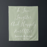 Aangepaste bruiloft Rustic Reception Banner Wandkleed<br><div class="desc">aangepaste trouwachtergrond voor receptie,  calligrafie voor bruiloft,  tapijt voor bruiloft,  bruiloft met foto's voor bruiloft,  banner voor liefde,  lach en blije dag daarna,  aangepaste trouwachtergrond voor ceremonie,  huwelijksfotografie rustic bruiloft,  vrijgezellenfeest banner voor verlofpartijen,  achtergrond voor trouwtafel,  gepersonaliseerde namen terugval voor bruiloft,  groene streep,  groene streep</div>