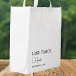 Aangepaste bruiloft welkom boodschappentas<br><div class="desc">Introductie van onze Custom Wedding Destination Welcome Thank You Canvas tas, een perfecte mix van elegantie en eenvoud. Ontworpen met een minimalistische esthetiek, is dit veelzijdige tas een ideaal cadeau voor uw bruiloftsgasten of bruidsfeest. Of u nu op zoek bent naar een onvergetelijke welkomstervaring, dankbaarheid wilt uiten of een praktische...</div>