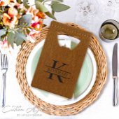 Aangepaste bruin lederen print monogram flesopener creditkaart flessenopener