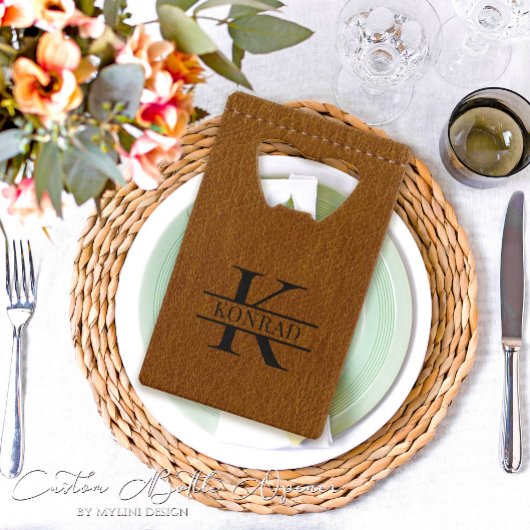 Aangepaste bruin lederen print monogram flesopener creditkaart flessenopener