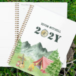 Aangepaste Camping Planner Waterverf<br><div class="desc">Gepersonaliseerde camping planner - ideaal voor een kampeerwagen of een wandelaar om reizen te plannen of te gebruiken voor de universiteit van de huisschool, enz. ontwerp van de waterverf met kampeerplaatsen in het bergbos, met inbegrip van tentenkampen, kampvuur en kampeeraccessoires. De sjabloon wordt opstelling voor u om jouw naam en...</div>