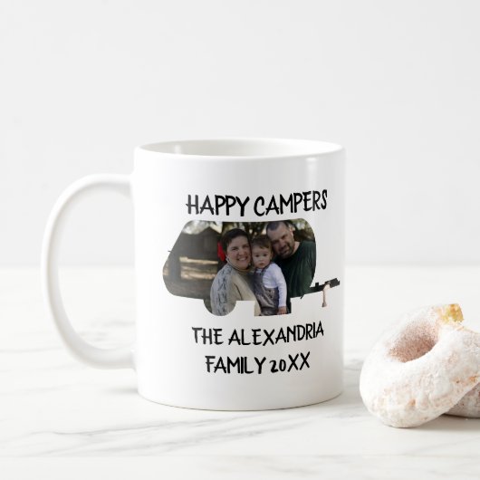Aangepaste caravan familiefotogelukkige campers koffiemok (Met donut)