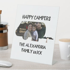 Aangepaste caravan familiefotogelukkige campers reclamebord met voetstuk
