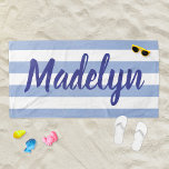 Aangepaste Chambray Blue Striped Script Name Strandlaken<br><div class="desc">Het gepersonaliseerde ontwerp van de handdoek van het strand kenmerkt douanetekst in modern royal paars blauw manuscript dat met een eerste of familienaam tegen een patroon van witte strepen op een lichte chambray blauwe achtergrond kan worden gepersonaliseerd. De kleuren en de doopvontstijl kunnen volledig worden aangepast.</div>