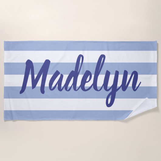 Aangepaste Chambray Blue Striped Script Name Strandlaken (Voorkant)