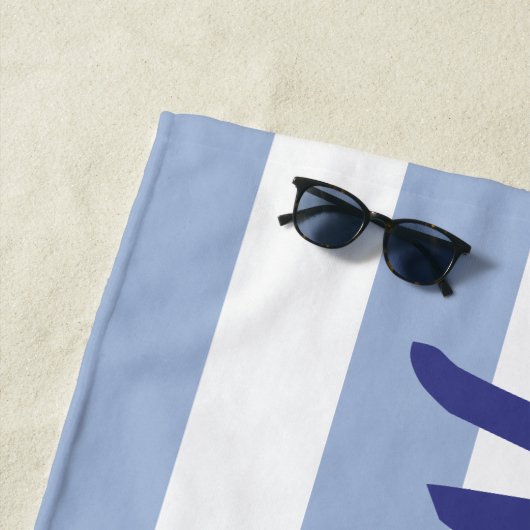 Aangepaste Chambray Blue Striped Script Name Strandlaken (In situ)