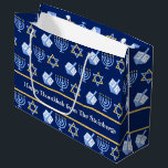 Aangepaste Chanoeka Blauwe Menorah Dreidel Patroon Groot Cadeauzakje<br><div class="desc">Mooie gepersonaliseerde Chanoeka feestgeschenkzak in  blauw met een koel joods sterpatroon,  dreidel voor leuke Chanoeka-spellen en de joodse menora voor de vakantie. Aangepaste geschenkzakken voor Chanoeka.</div>