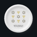 Aangepaste Chanoeka Papieren Bordje<br><div class="desc">Elegante HAPPY HANUKKAH papieren borden met faux gold en silver STAR OF DAVID en MENORAH in een betegeld patroon tegen een effen witte achtergrond. Tekst leest HAPPY HANUKKAH met een plaatsnaam en is , dus je kunt het PERSONALISEREN door jouw naam of andere tekst toe te voegen. Ideaal voor Chanoeka-vieringen...</div>