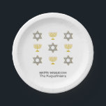 Aangepaste Chanoeka Papieren Bordje<br><div class="desc">Elegante HAPPY HANUKKAH papieren borden met faux gold en silver STAR OF DAVID en MENORAH in een betegeld patroon tegen een effen witte achtergrond. Tekst leest HAPPY HANUKKAH met een plaatsnaam en is , dus je kunt het PERSONALISEREN door jouw naam of andere tekst toe te voegen. Ideaal voor Chanoeka-vieringen...</div>