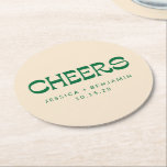 Aangepaste Cheers Groene Art Deco Chic Moderne bru Ronde Kartonnen Onderzetter<br><div class="desc">Een chique bruiloft onderzetter met een zacht champagne groene achtergrond met  geïnspireerde typografie in groen.  met namen en een datum,  is dit elegante ontwerp ideaal voor bruiloftsrecepties,  vrijgezellenfeesten of jubileumvieringen. Een stijlvolle gunst of souvenir voor gasten om de speciale dag te onthouden.</div>