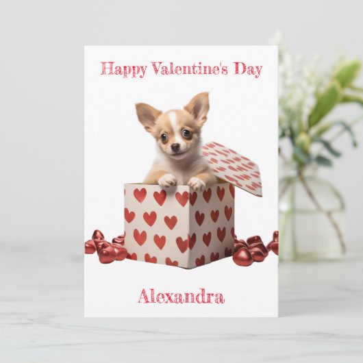 Aangepaste Chihuahua Pup Red Hearts op Box Valenti Feestdagenkaart (Staand voorkant)