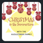 AANGEPASTE CHRISTMAS IN DE TOP VIERKANTE STICKER<br><div class="desc">Wintry, festive red and gold bubbels en een bleke gele zomerzon zijn de belangrijkste kenmerken van deze CHRISTMAS IN HET SUMMERTIME-ontwerp om een zomerkerst te vieren. U kunt zich personaliseren door de klantgerichte tekst te vervangen, die rode serif kersttypografie omvat. Ideaal voor vrienden en familieleden die met Kerstmis samenkomen vanwege...</div>