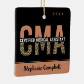 Aangepaste CMA Certified Medical Assistant Leopard Keramisch Ornament (Rechts)
