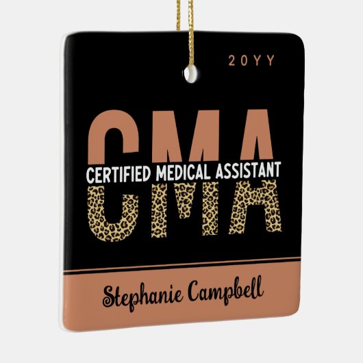 Aangepaste CMA Certified Medical Assistant Leopard Keramisch Ornament (Rechts)