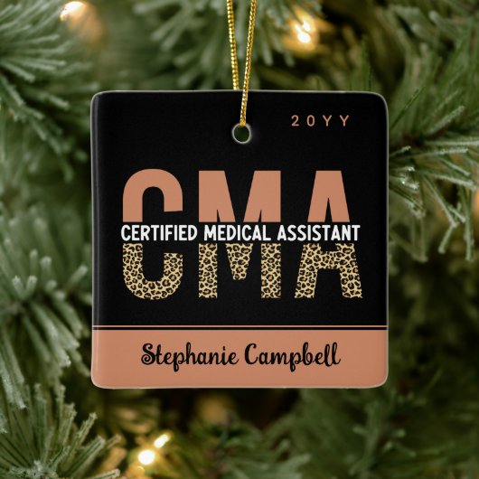 Aangepaste CMA Certified Medical Assistant Leopard Keramisch Ornament (Boom)