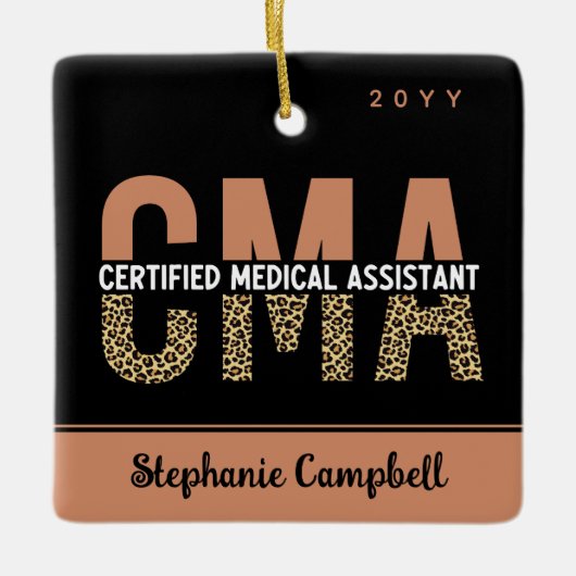 Aangepaste CMA Certified Medical Assistant Leopard Keramisch Ornament (Voorkant)